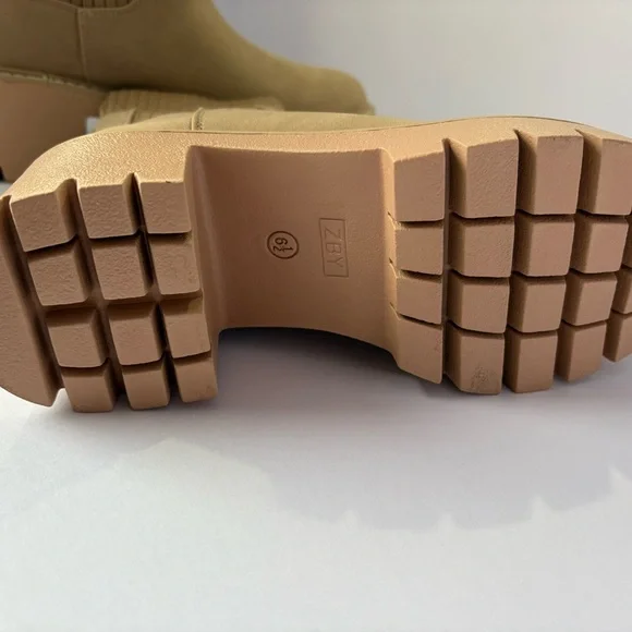 Chic Tan Ankle Boots with Ribbed Design - Picture 6 of 7